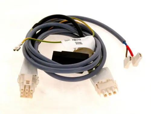 BOSCH Kabel mit zwei Steckeranschlüssen und mehreren Leitungen, verbunden durch ein flexibles Kabel, geeignet für elektrische Anwendungen.